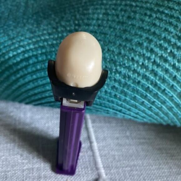 VINTAGE 1971 PEZ SKELETON SKULL W/ PURPLE CAPE/FEET HALLOWEEN RARE Slovenia - Picture 4 of 7